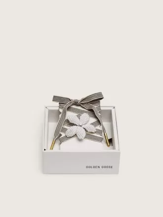 Skin «Vintage» cordones a rayas negras y beige con charm en forma de flor