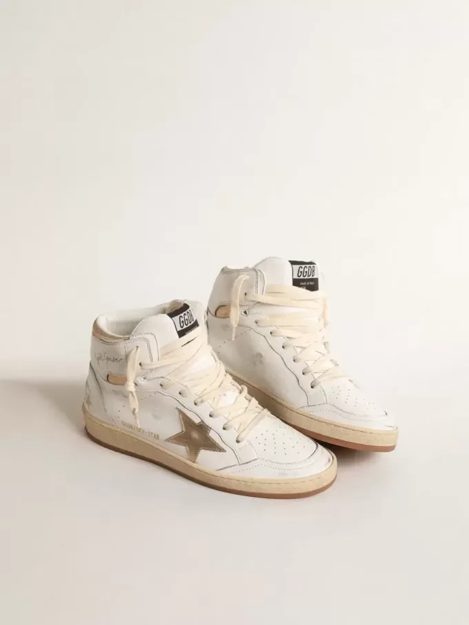 Sky-Star en piel napa blanca con estrella y lengüeta en el talón en piel metalizada dorada