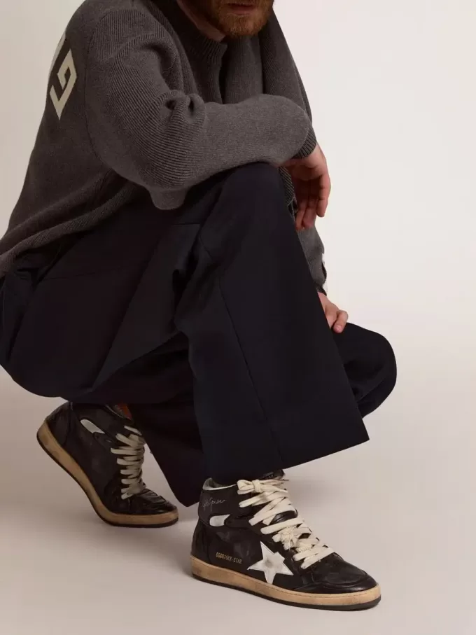 Sky-Star en piel napa negra con estrella de piel blanca