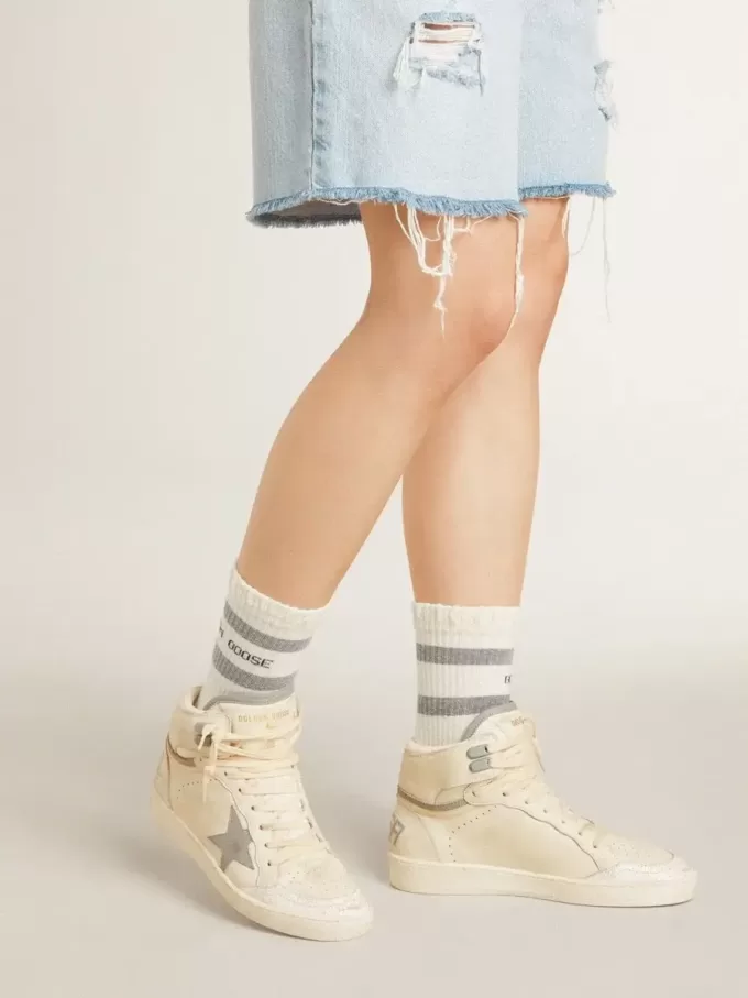 Sky-Star para mujer en piel con estrella de piel azul claro y lengüeta blanca en el talón.