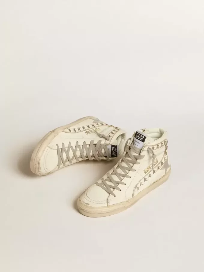 Slide con estrella de cuero metalizado plateado y detalle de cuero con estrellas