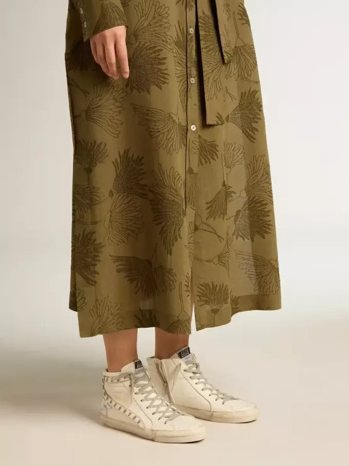 Slide con estrella de cuero metalizado plateado y detalle de cuero con estrellas