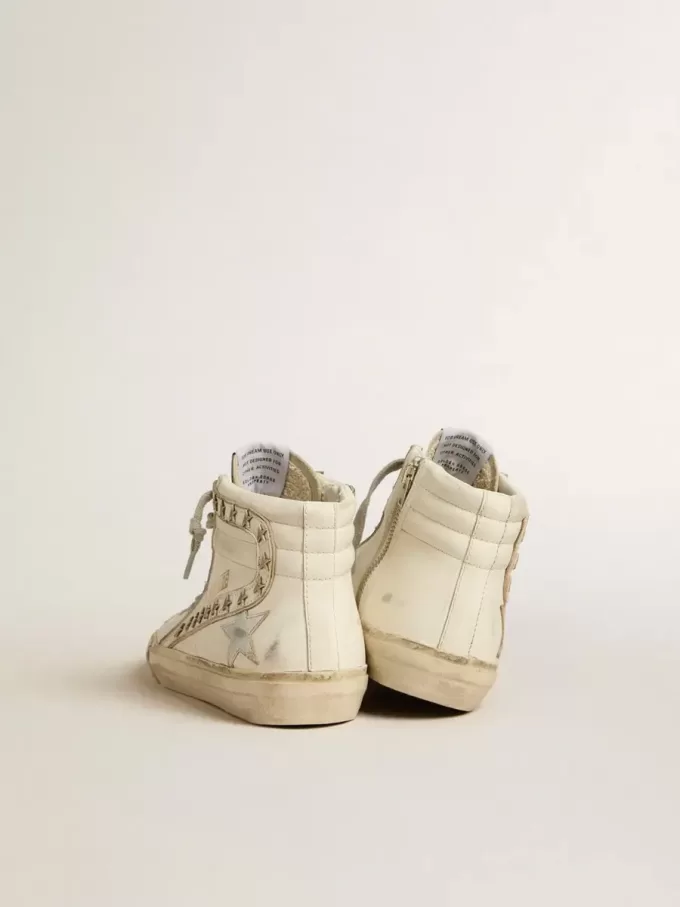 Slide con estrella de cuero metalizado plateado y detalle de cuero con estrellas