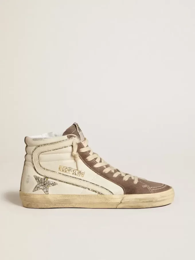 Slide en napa con estrella brillante y detalle en charol Slide en napa con estrella brillante y detalle en charol