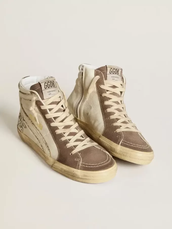 Slide en napa con estrella brillante y detalle en charol Slide en napa con estrella brillante y detalle en charol