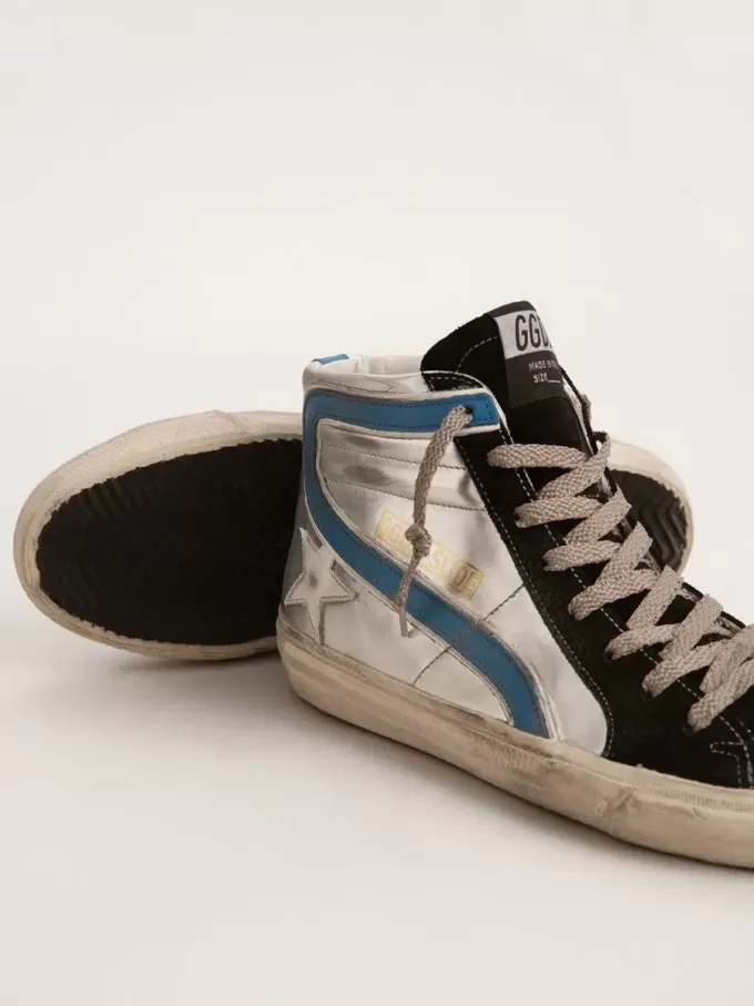 Slide en piel metalizada plateada con estrella de piel blanca