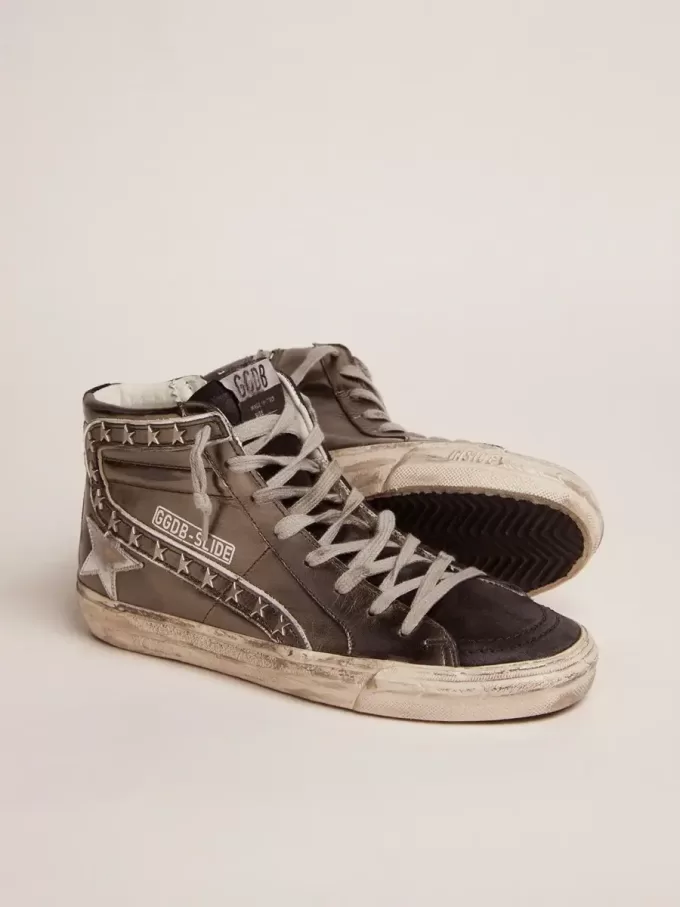 Slide para mujer con parte superior de piel laminada plateada y tachuelas Slide para mujer con parte superior de piel laminada plateada y tachuelas