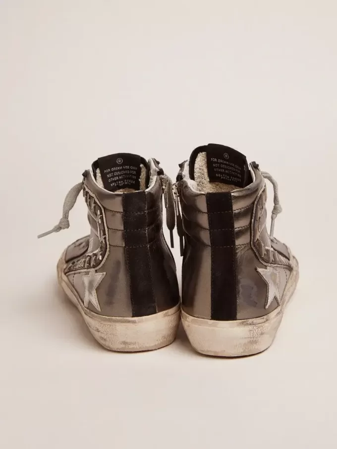 Slide para mujer con parte superior de piel laminada plateada y tachuelas Slide para mujer con parte superior de piel laminada plateada y tachuelas