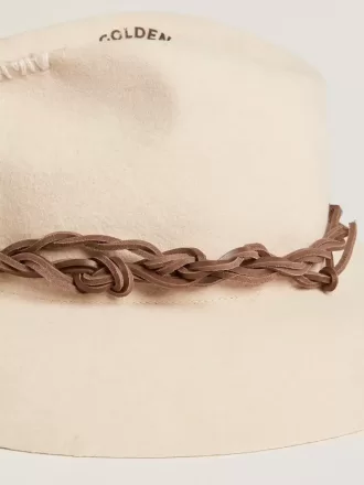 Sombrero fedora color pergamino con banda de cuero