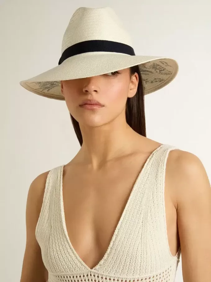 Sombrero fedora dorado de paja blanca con cinta negra y estampado marino bajo el ala Sombrero fedora dorado de paja blanca con cinta negra y estampado marino bajo el ala