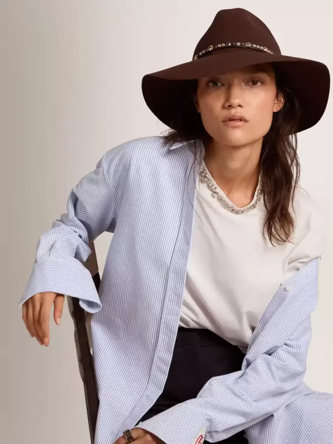 Sombrero marrón café con correa de cuero con tachuelas