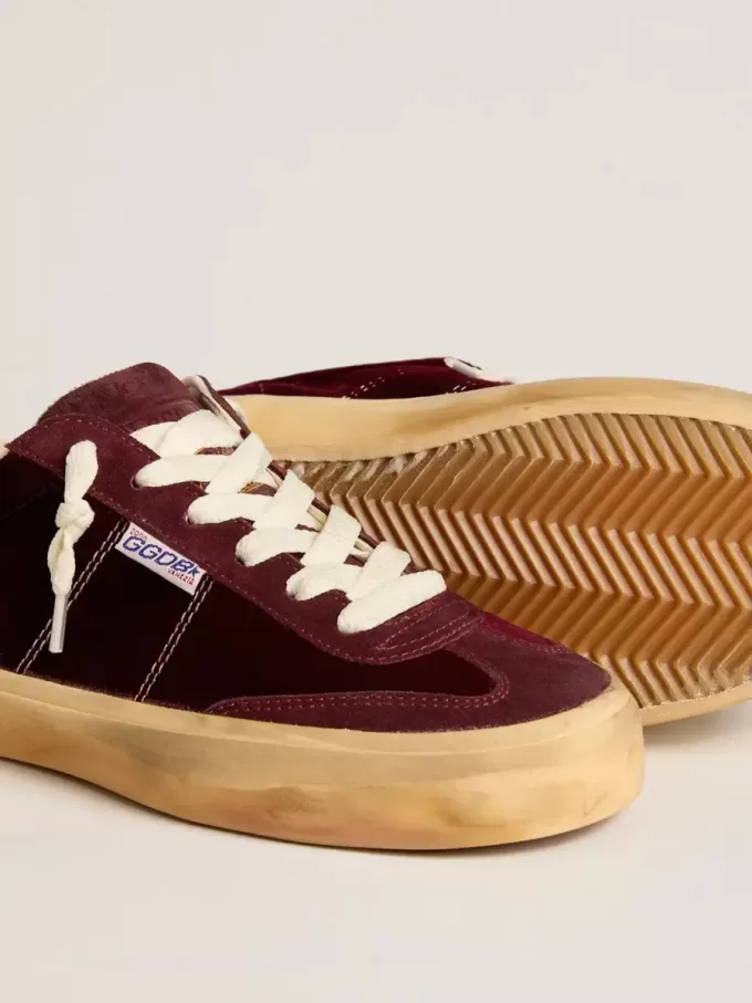 Soul Star en terciopelo burdeos con lengüeta de cuero blanco en el talón.
