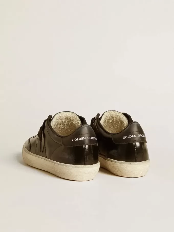 Soul Star para mujer en charol negro con lengüeta de cuero negro en el talón Soul Star para mujer en charol negro con lengüeta de cuero negro en el talón