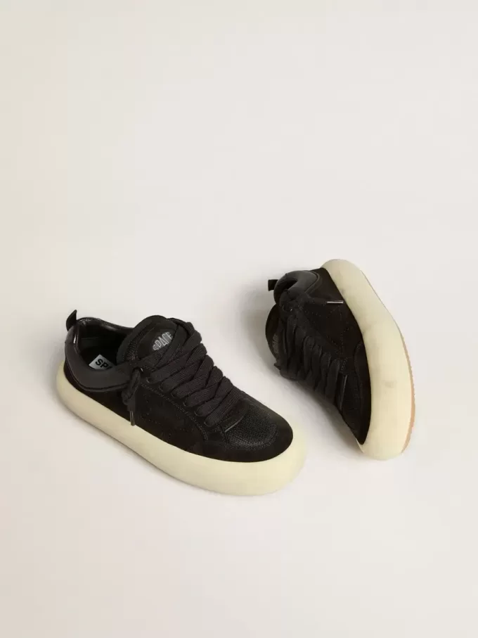 Space-Star Cube para mujer en ante negro con estrella perforada