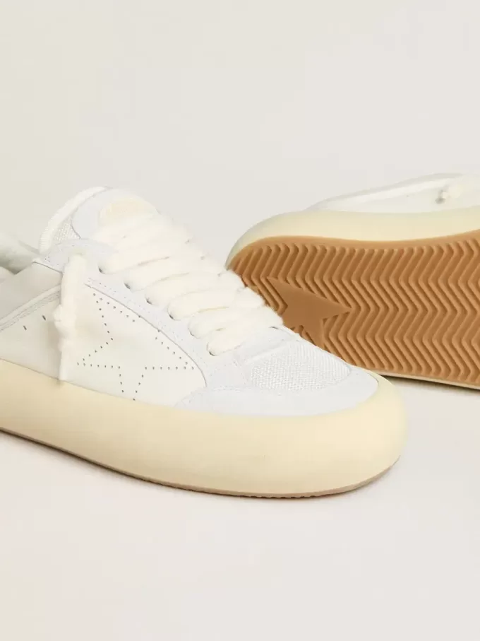 Space-Star Cube para mujer en piel blanca con estrella perforada