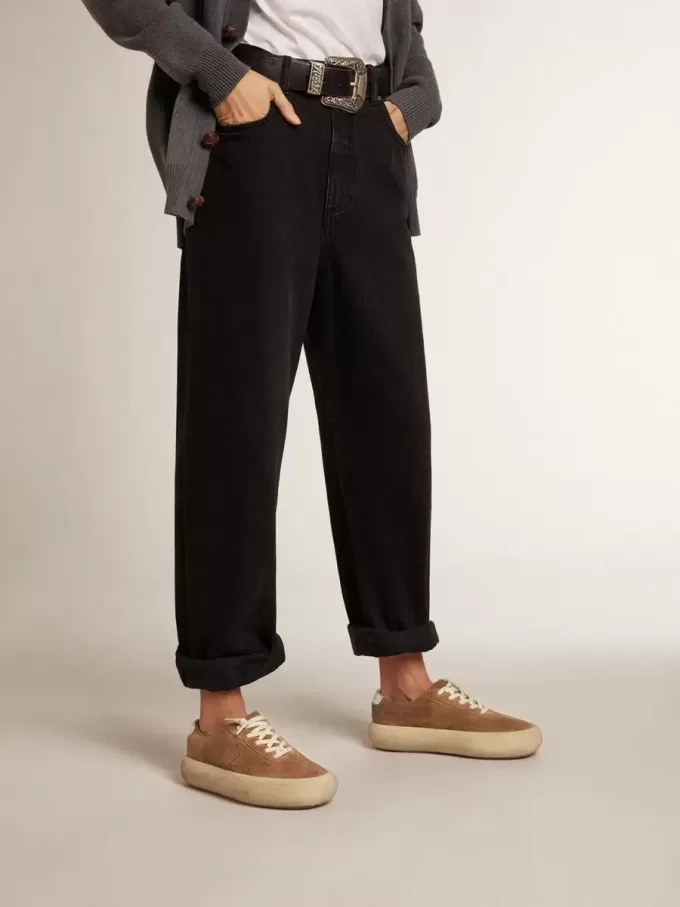 Space-Star para mujer en ante color tabaco con estrella perforada.