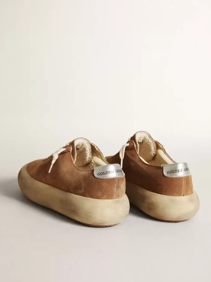 Space-Star para mujer en ante color tabaco con estrella perforada.