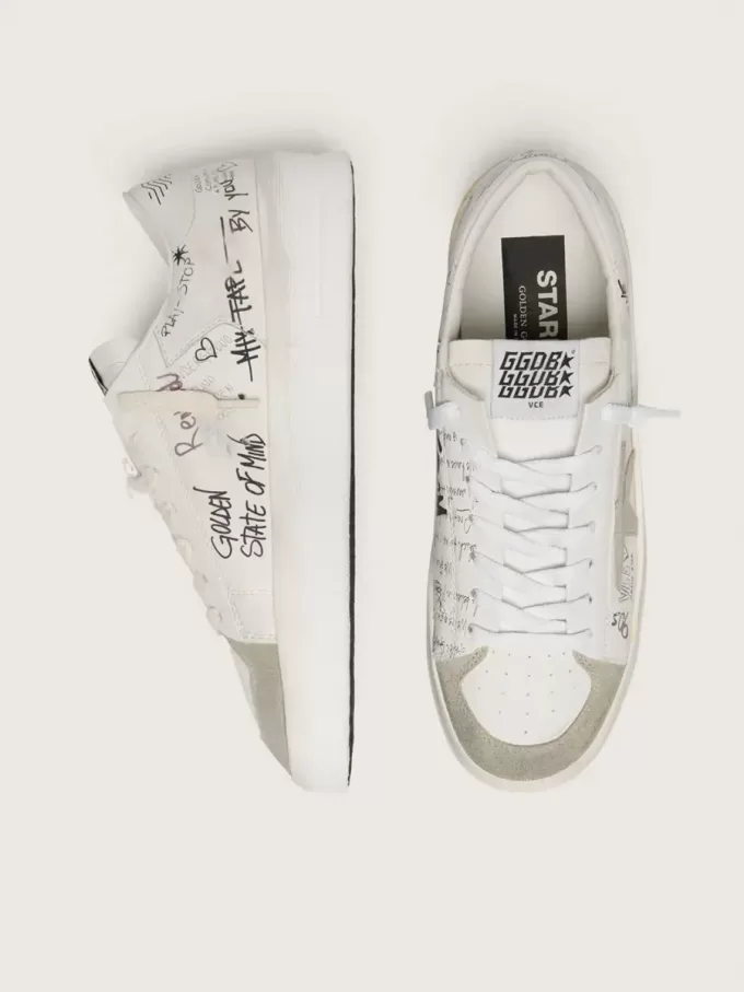 Stardan con estrella y puntera de ante beige y letras y motivos por toda la superficie