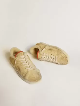 Stardan en ante beige con lengüeta de cuero en el talón y forro de borreguillo