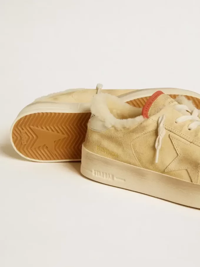 Stardan en ante beige con lengüeta de cuero en el talón y forro de borreguillo