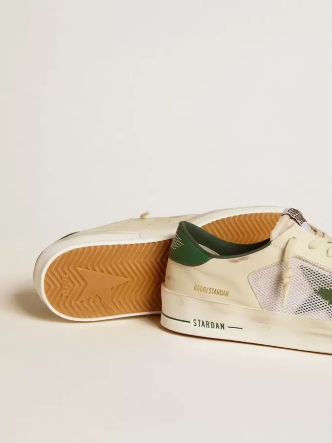 Stardan en ante blanco y malla con estrella y lengüeta en el talón de cuero verde Stardan en ante blanco y malla con estrella y lengüeta en el talón de cuero verde