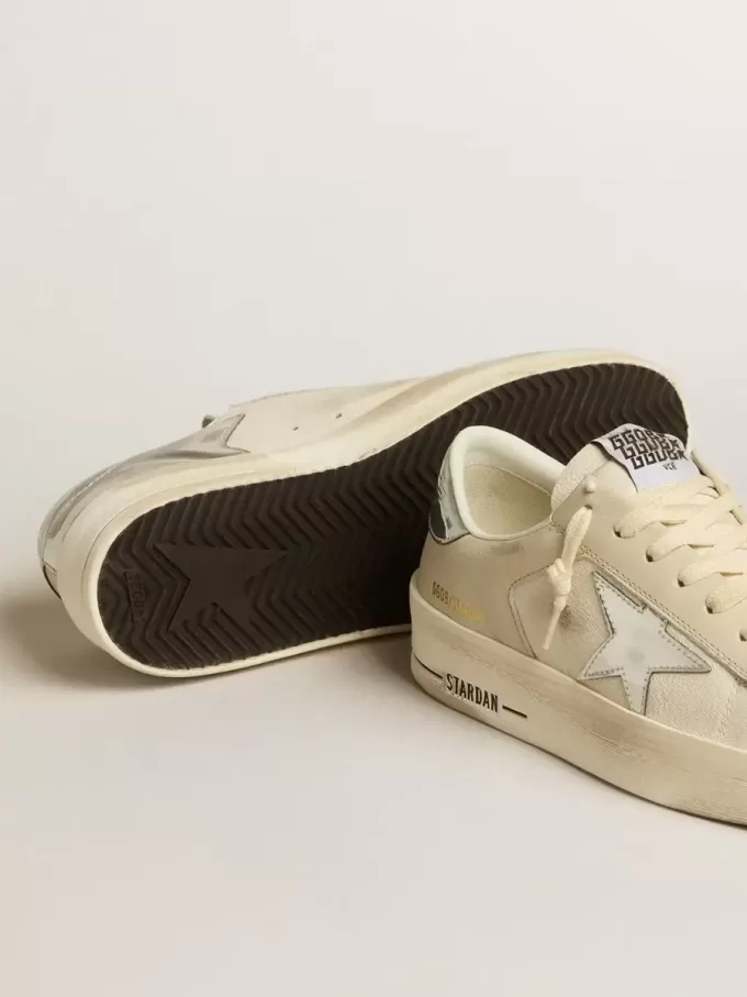 Stardan en napa con estrella plateada con efecto espejo y lengüeta en el talón