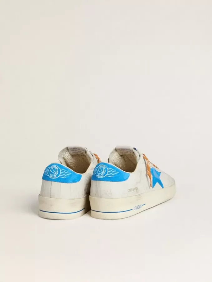 Stardan en piel blanca con estampado de cocodrilo, estrella de ante azul claro y lengüeta en el talón Stardan en piel blanca con estampado de cocodrilo, estrella de ante azul claro y lengüeta en el talón