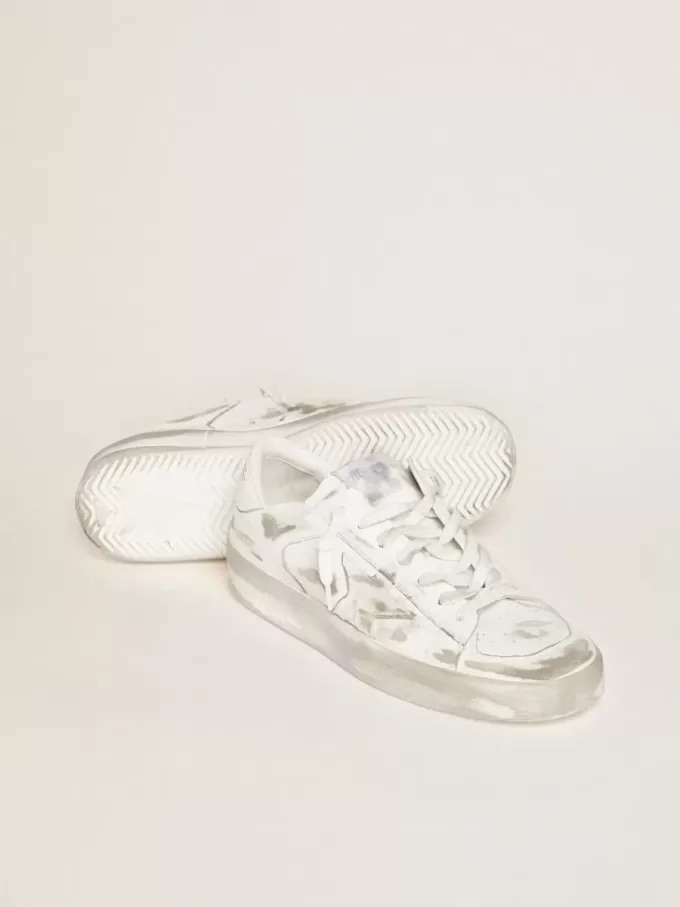 Stardan en piel blanca con estrella y lengüeta en el talón también en piel blanca Stardan en piel blanca con estrella y lengüeta en el talón también en piel blanca