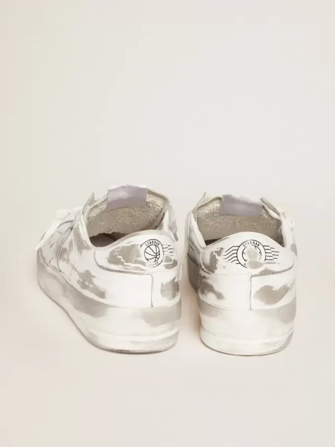 Stardan en piel blanca con estrella y lengüeta en el talón también en piel blanca Stardan en piel blanca con estrella y lengüeta en el talón también en piel blanca