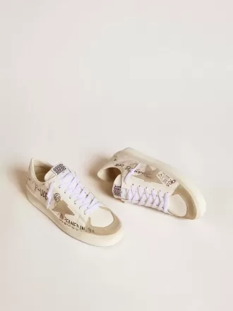 Stardan en piel con letras por toda la superficie y estrella de ante gris hielo