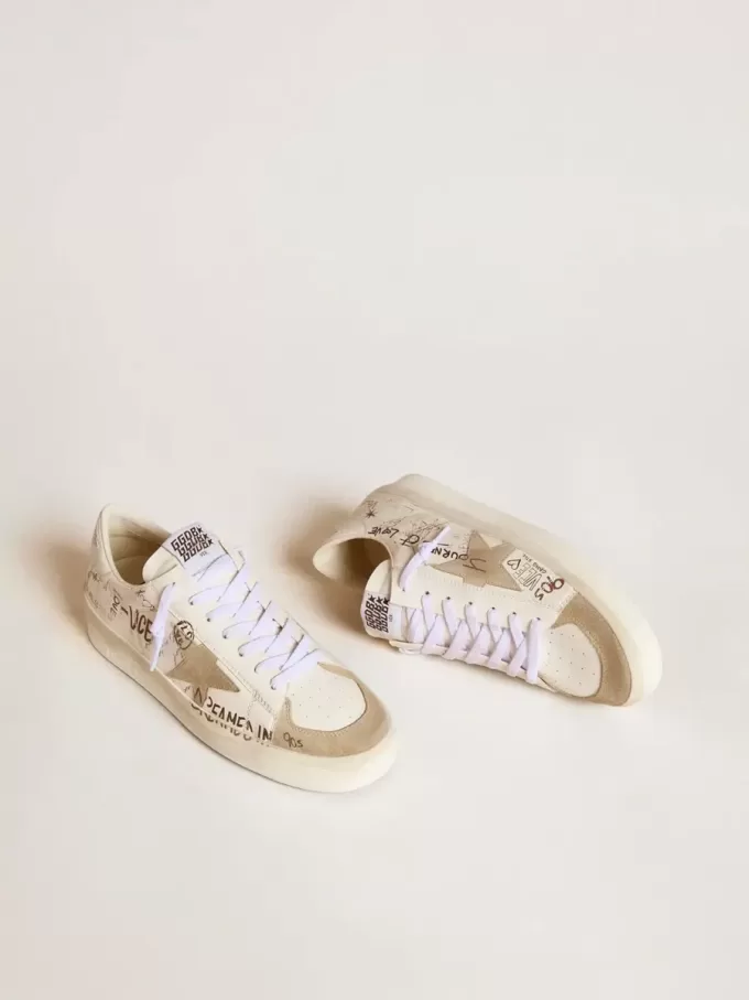 Stardan en piel con letras por toda la superficie y estrella de ante gris hielo Stardan en piel con letras por toda la superficie y estrella de ante gris hielo