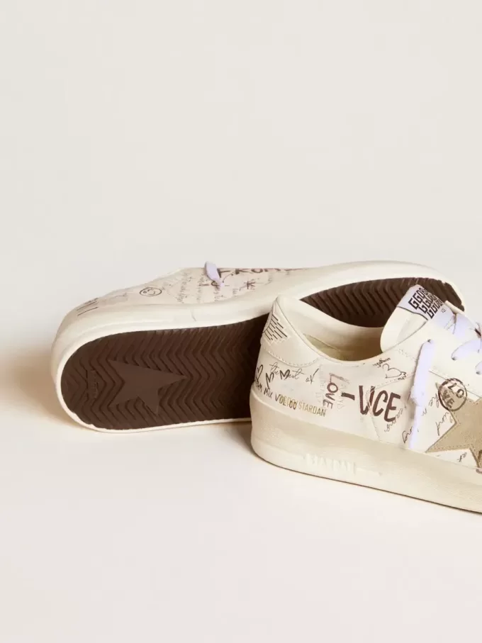 Stardan en piel con letras por toda la superficie y estrella de ante gris hielo Stardan en piel con letras por toda la superficie y estrella de ante gris hielo