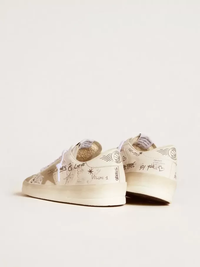 Stardan en piel con letras por toda la superficie y estrella de ante gris hielo Stardan en piel con letras por toda la superficie y estrella de ante gris hielo