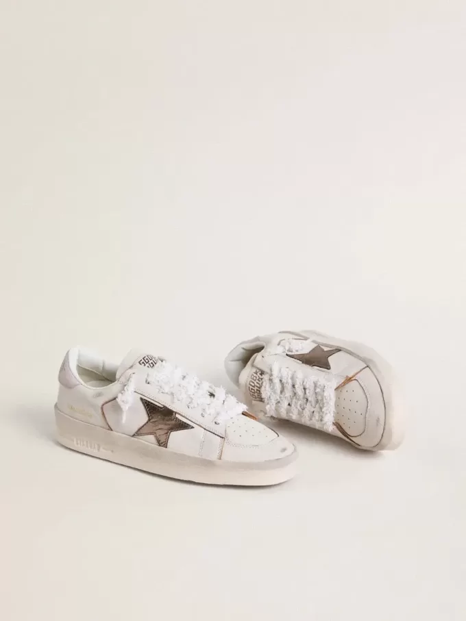 Stardan en piel napa con estrella de piel plateada metalizada y lengüeta del talón en ante rosa