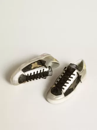 Stardan LAB en piel plateada y malla con estrella dorada y lengüeta en el talón Stardan LAB en piel plateada y malla con estrella dorada y lengüeta en el talón