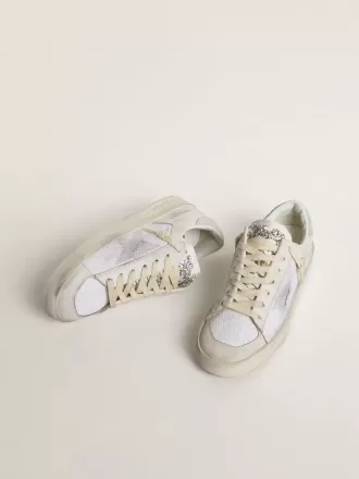 Stardan LTD en piel blanca con estrella y lengüeta en el talón en ante gris hielo