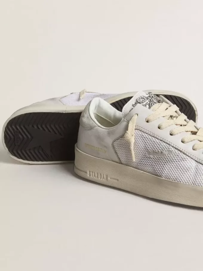 Stardan LTD en piel blanca con estrella y lengüeta en el talón en ante gris hielo