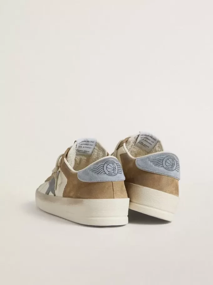 Stardan LTD en piel blanca y ante tabaco con estrella y lengüeta del talón en ante azul claro