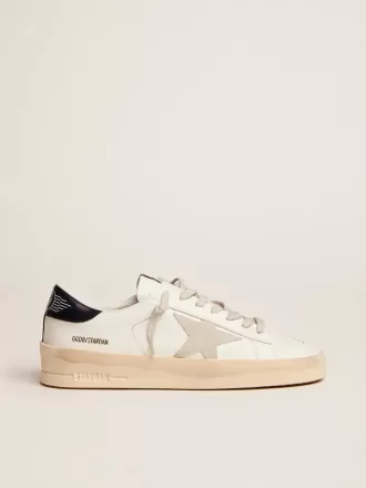 Stardan para hombre con estrella en ante gris hielo y lengüeta azul marino en el talón Stardan para hombre con estrella en ante gris hielo y lengüeta azul marino en el talón