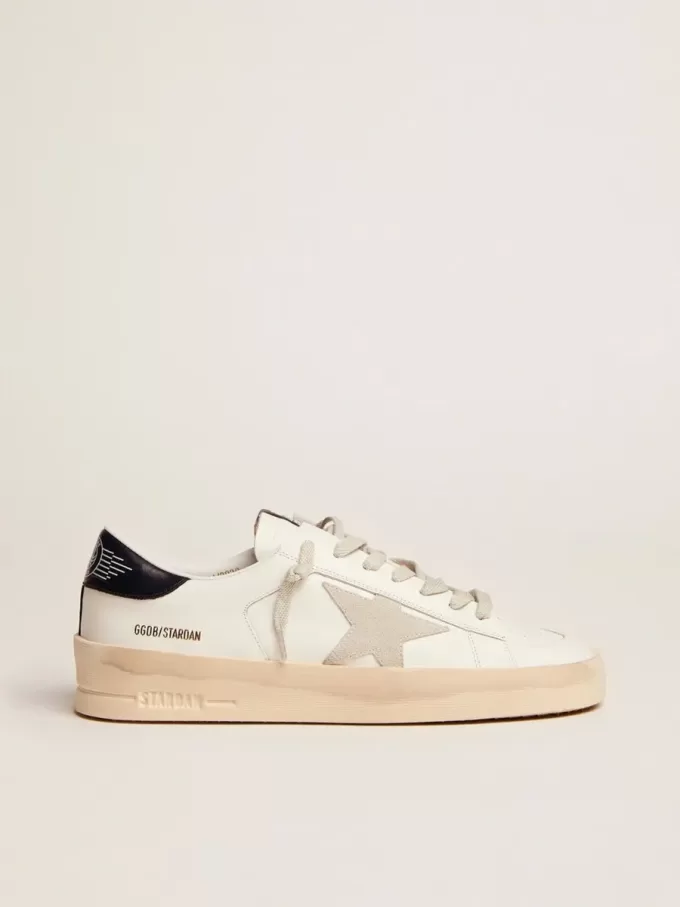 Stardan para hombre con estrella en ante gris hielo y lengüeta azul marino en el talón