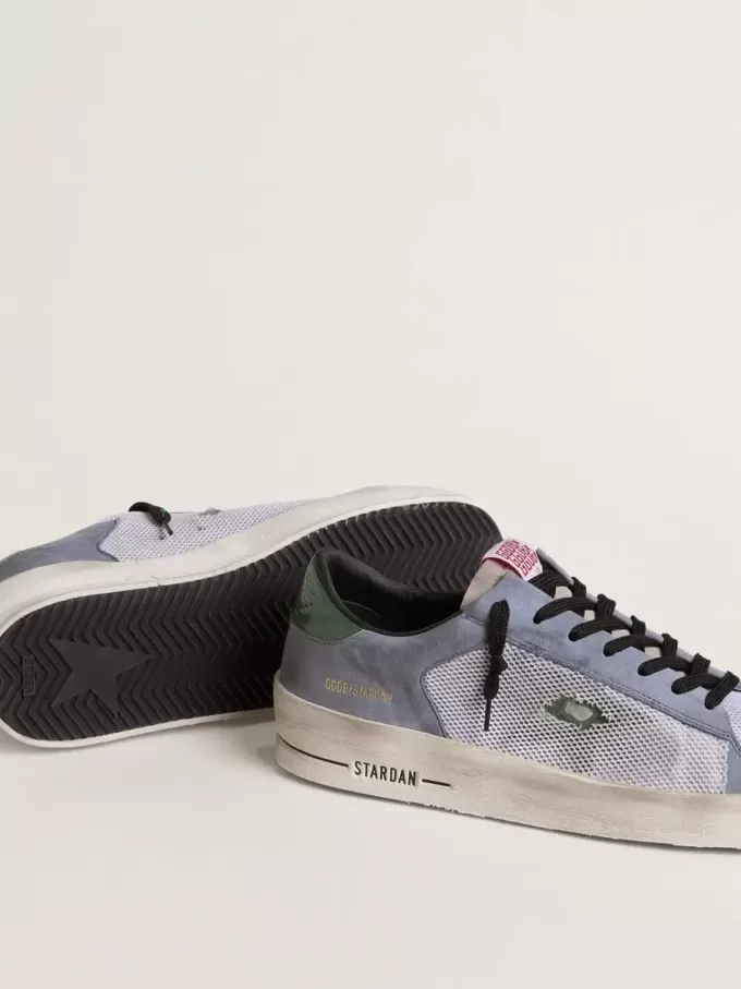 Stardan para hombre en ante azul claro con estrella y lengüeta en el talón de cuero verde Stardan para hombre en ante azul claro con estrella y lengüeta en el talón de cuero verde