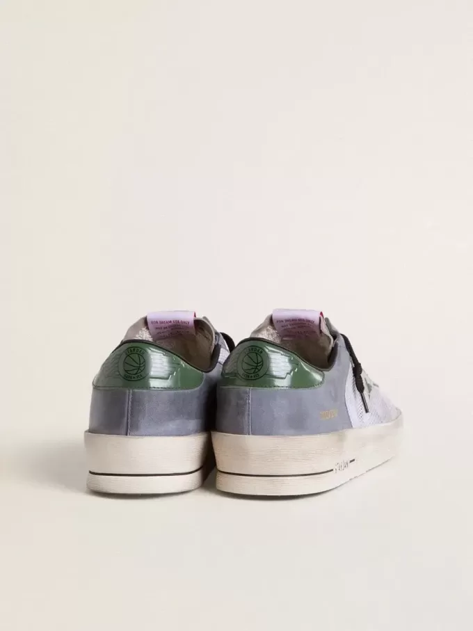 Stardan para hombre en ante azul claro con estrella y lengüeta en el talón de cuero verde Stardan para hombre en ante azul claro con estrella y lengüeta en el talón de cuero verde