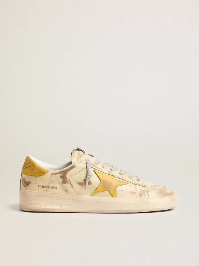 Stardan para hombre en piel beige con estrella y lengüeta en el talón en nubuck color miel