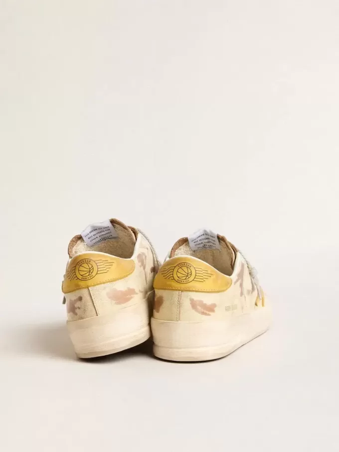 Stardan para hombre en piel beige con estrella y lengüeta en el talón en nubuck color miel