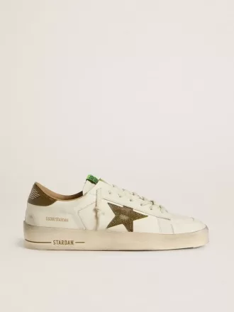 Stardan para hombre en piel blanca con estrella y lengüeta en el talón en piel con estampado de serpiente en verde militar