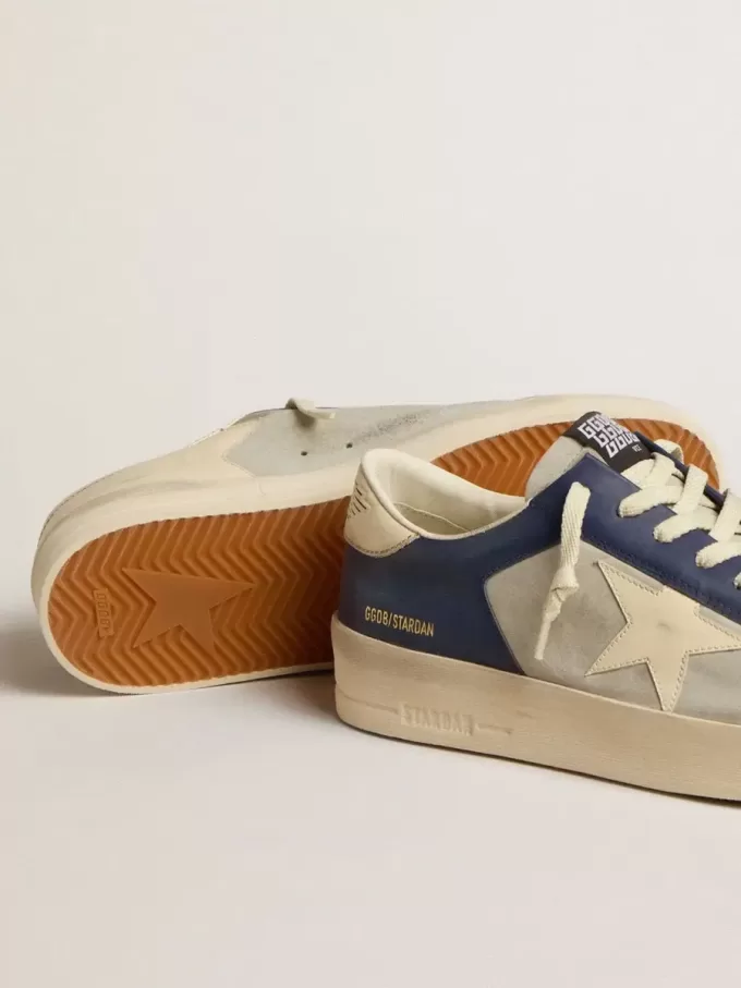 Stardan para hombre en piel gris y azul con estrella y lengüeta en el talón de color crema