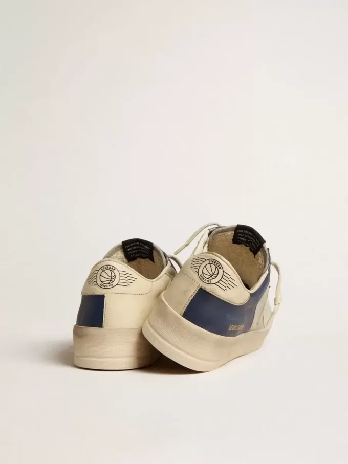 Stardan para hombre en piel gris y azul con estrella y lengüeta en el talón de color crema