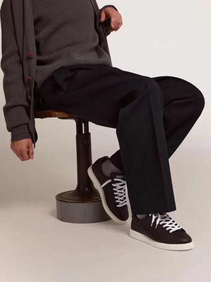 Starter para hombre en piel con estrella estampada en la lengüeta del talón Starter para hombre en piel con estrella estampada en la lengüeta del talón