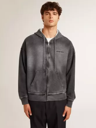 Sudadera antracita con efecto pulverizado y tachuelas