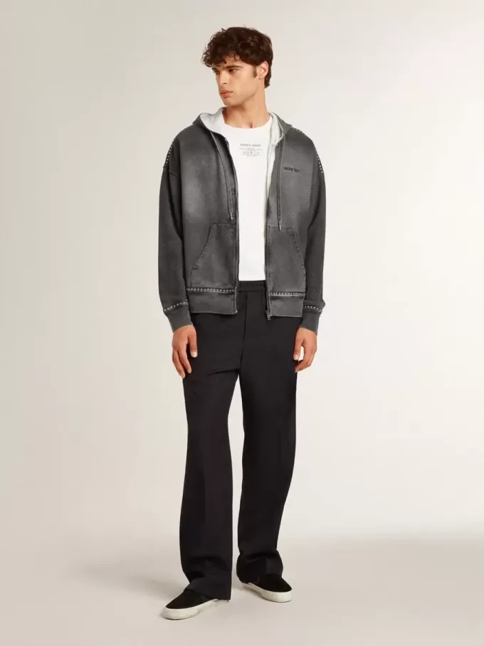 Sudadera antracita con efecto pulverizado y tachuelas